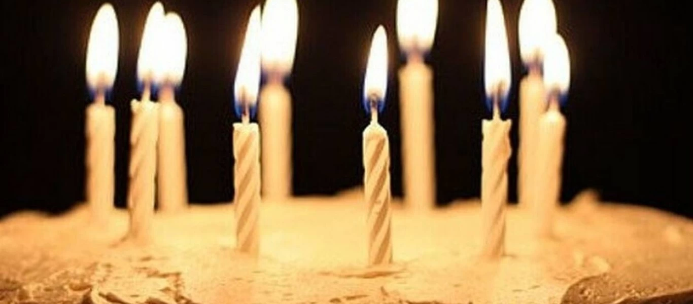 Έχετε αναρωτηθεί γιατί σβήνουμε κεράκια στα γενέθλιά μας;